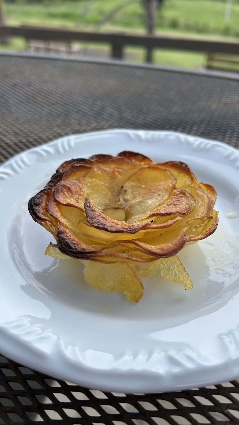 Batata Seriema — receita assinatura da casa, com vinhedo ao fundo — Seriemas Parrilla