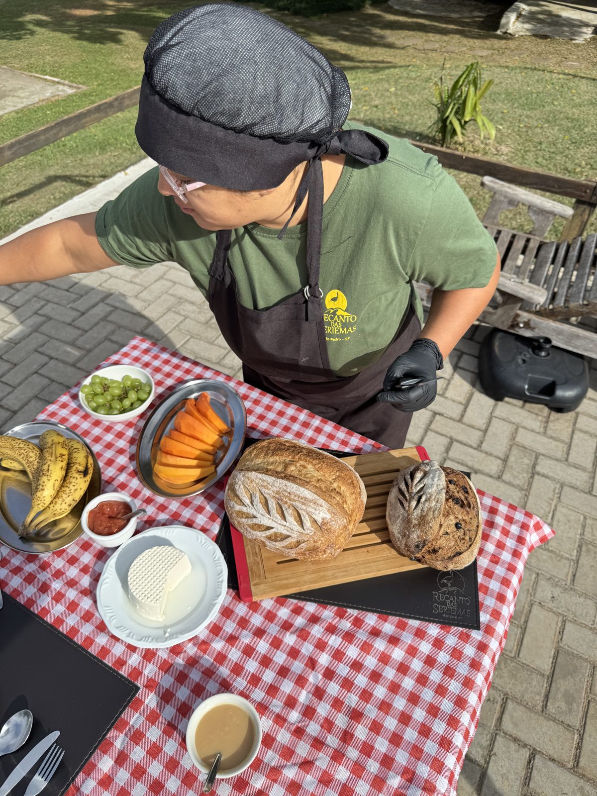 Tábua de café da manhã com pães, queijo fresco da casa e frutas da estação — Recanto das Seriemas