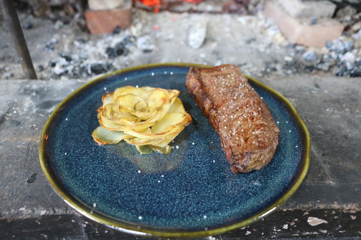 Bife de chorizo com batata seriema — restaurante parrilla Serra do Itaqueri