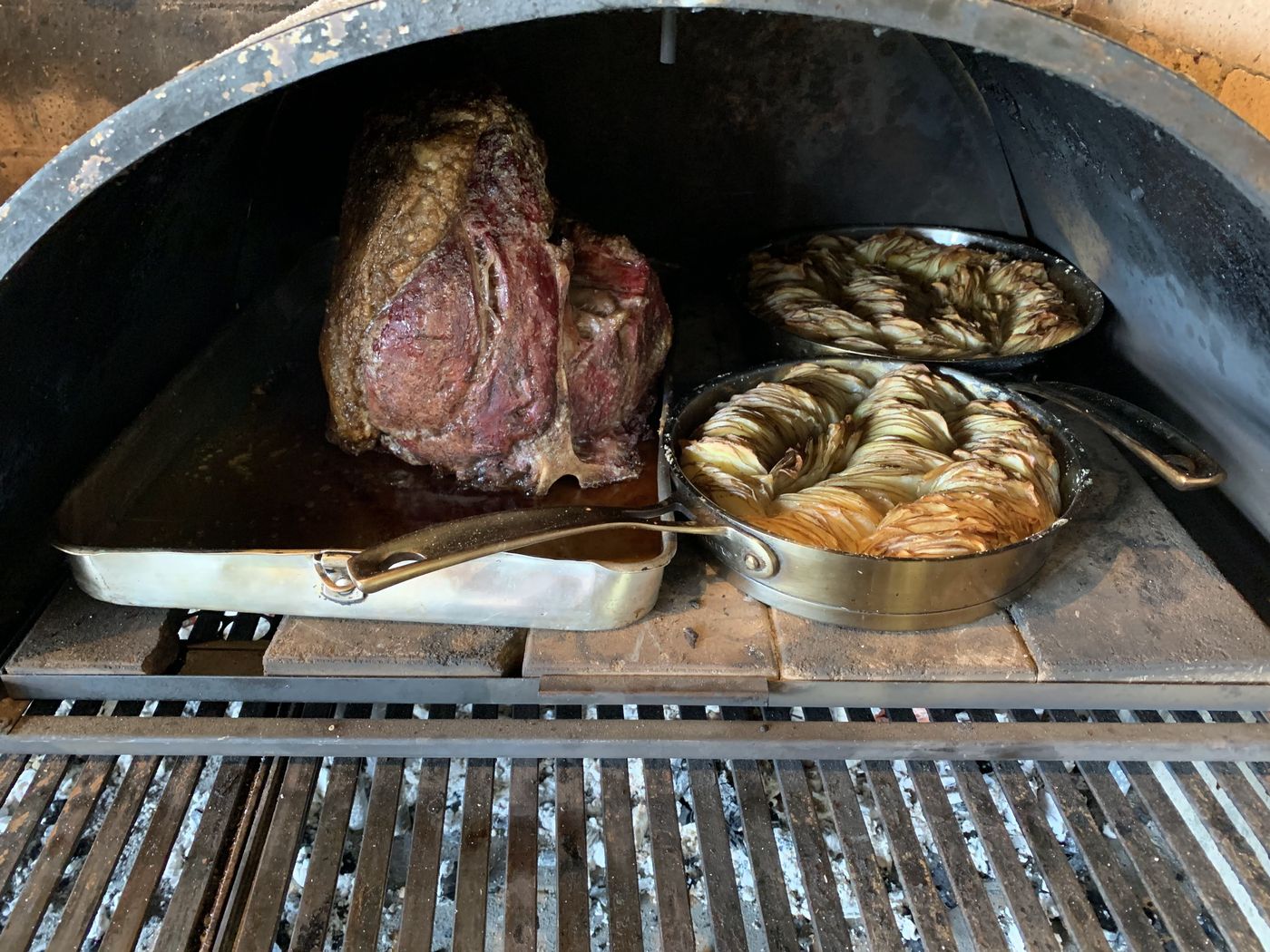 Costela assada no forno a lenha com batatas — almoço domingo São Pedro SP