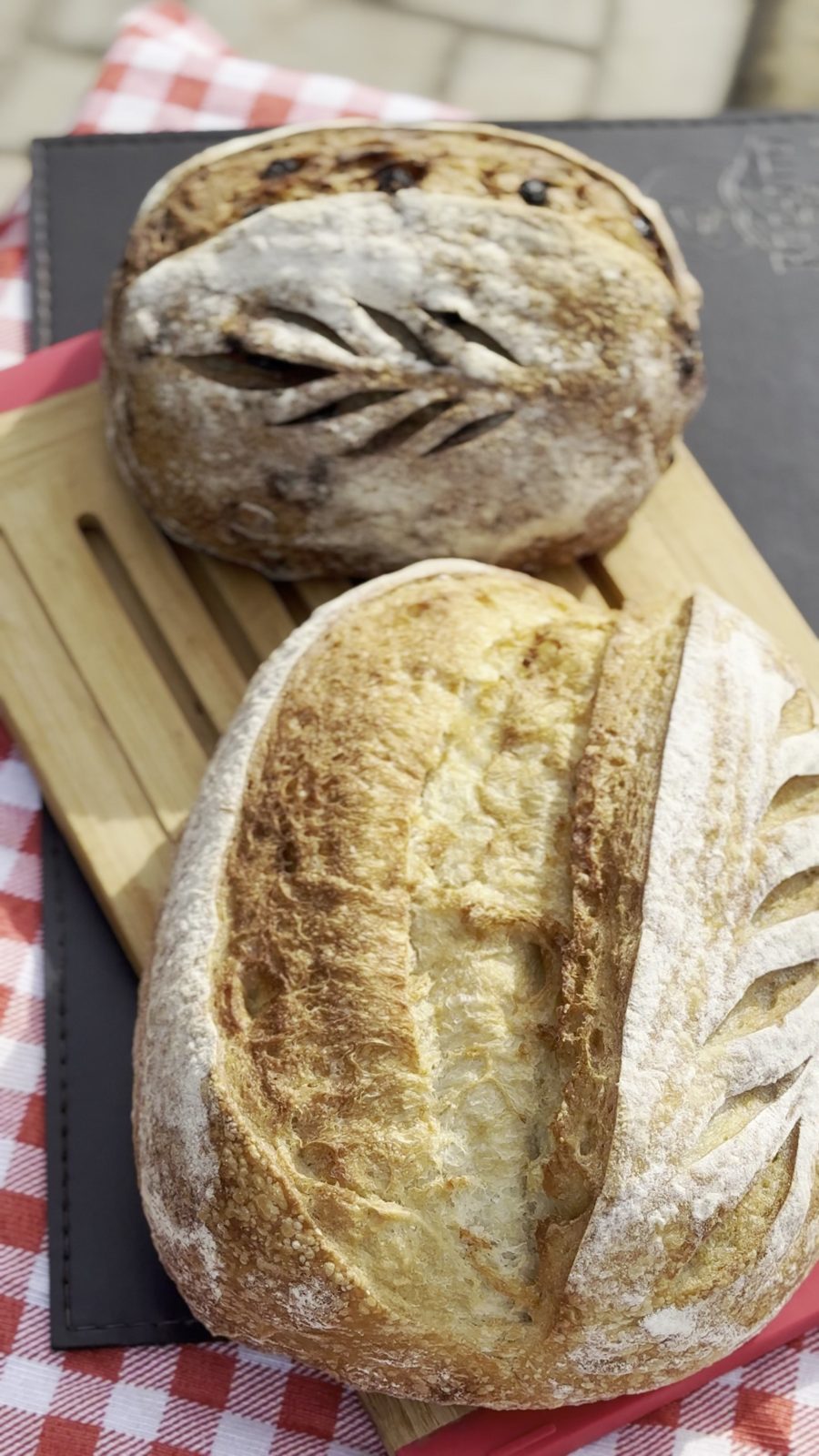Pães de fermentação natural artesanais da Milene sobre tábua de madeira — Recanto das Seriemas, Serra do Itaqueri