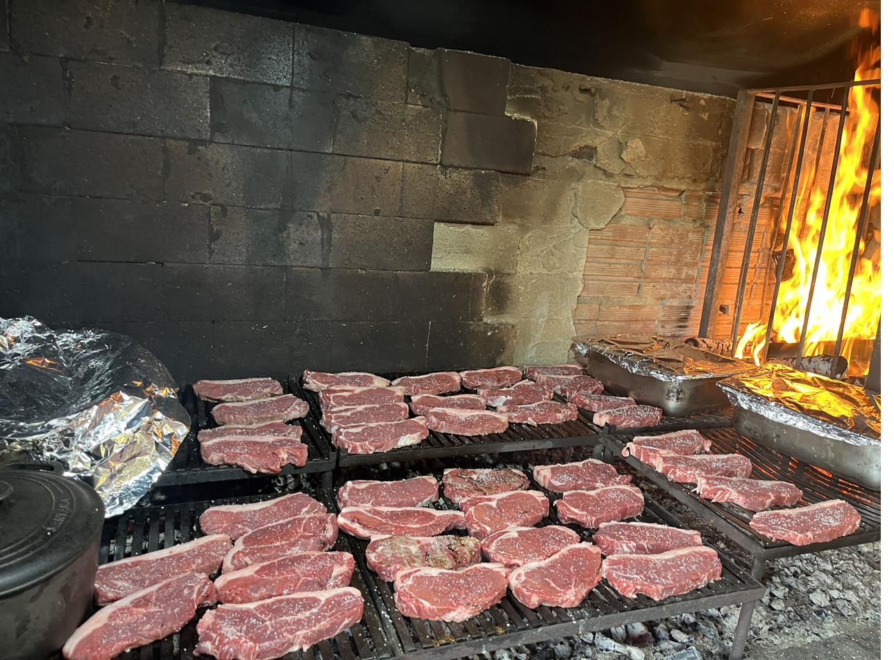 Parrilla de lenha com cortes nobres e fogo alto — almoço domingo em São Pedro SP