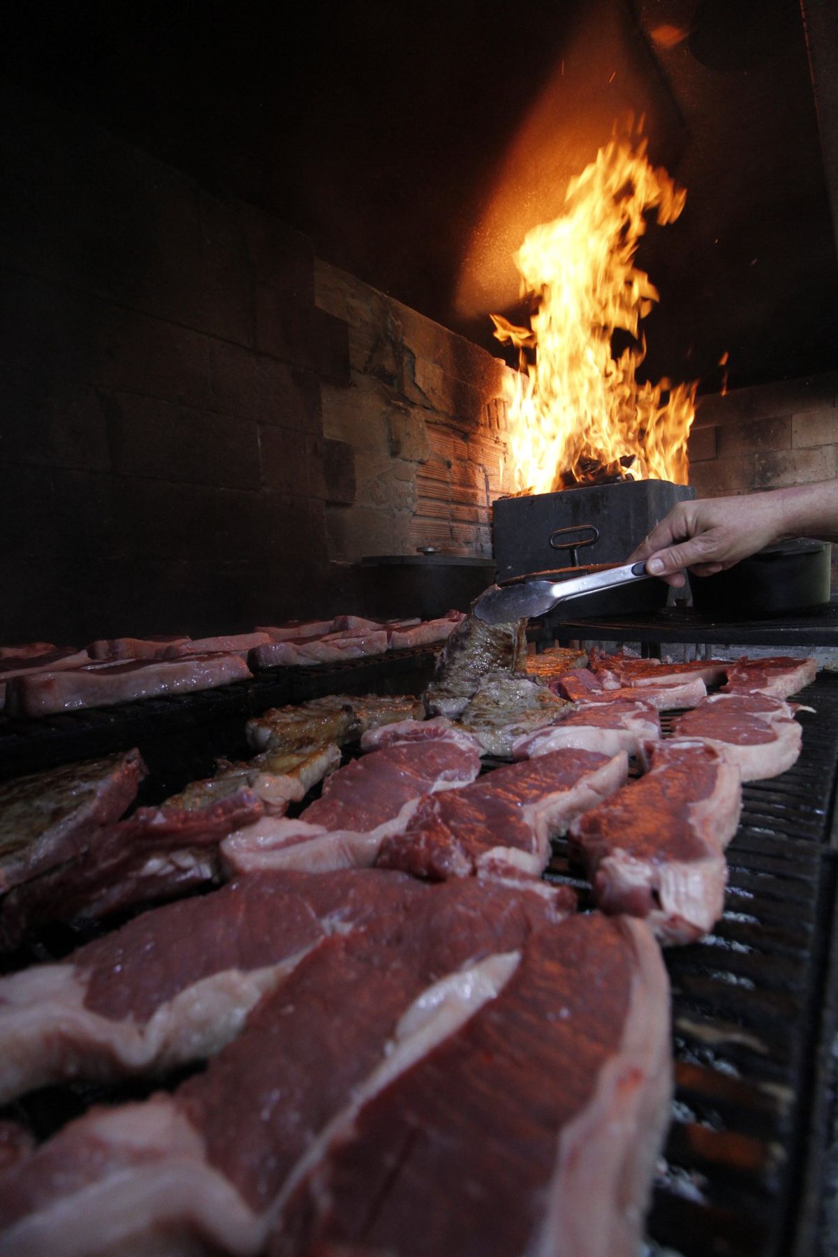 Cortes nobres na parrilla de lenha — almoço domingo em São Pedro SP