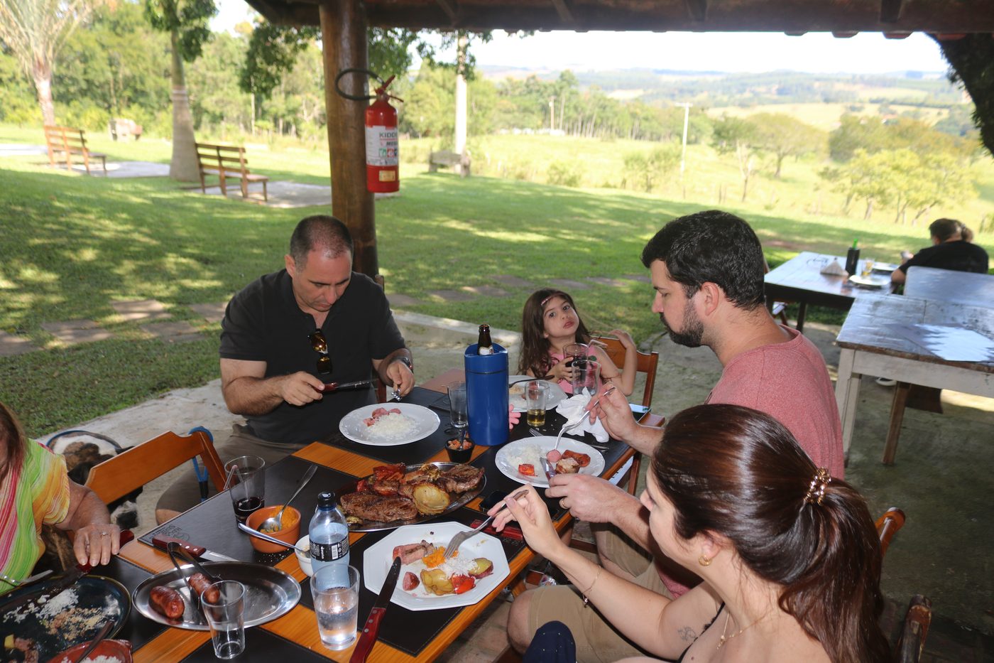 Almoço de domingo na parrilla com vista do vale da Serra do Itaqueri