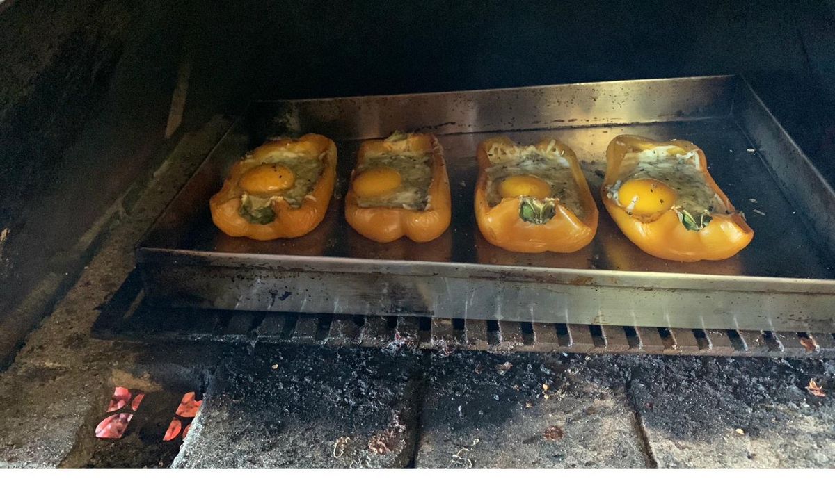 Pimentões recheados no forno a lenha — Seriemas Parrilla