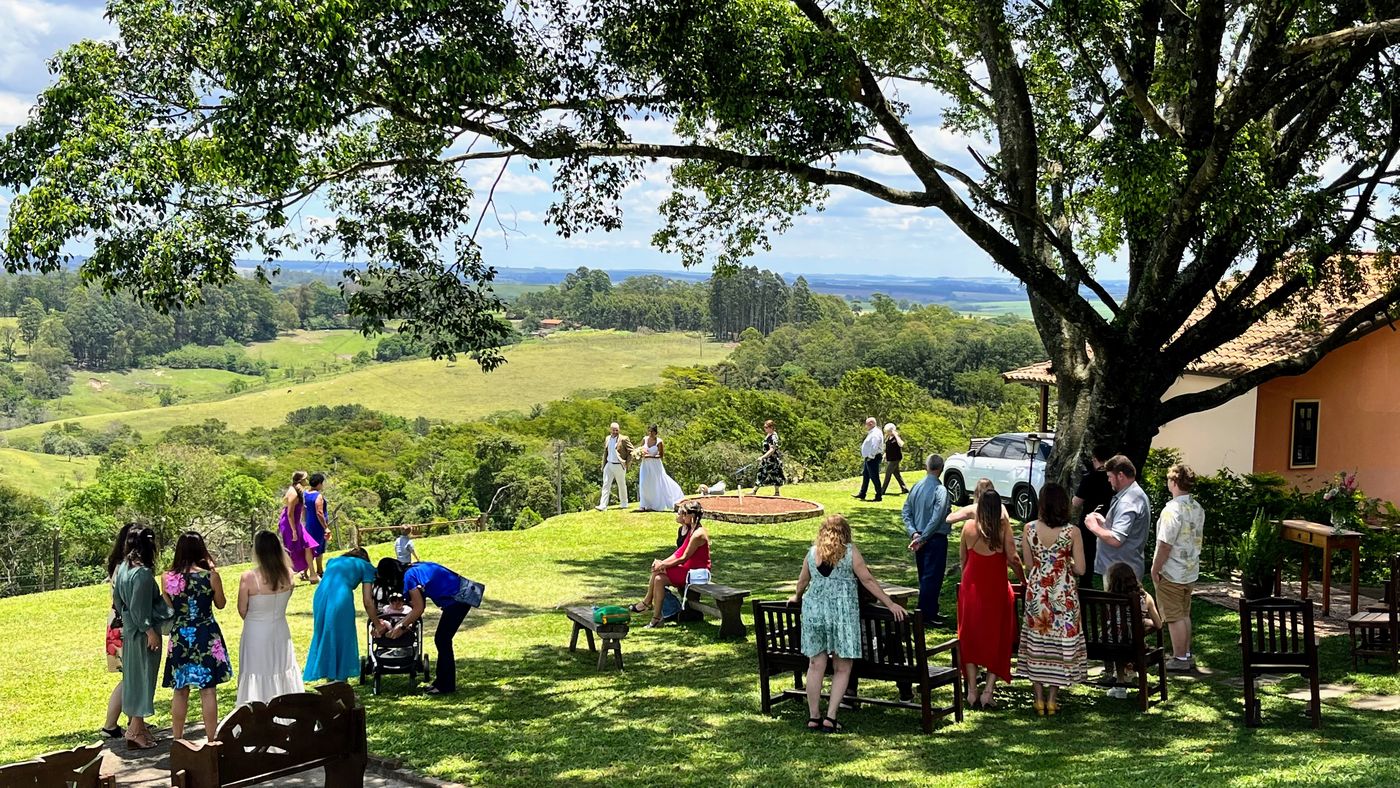 Cerimônia de casamento ao ar livre sob a árvore com vista para o vale — Recanto das Seriemas, Serra do Itaqueri