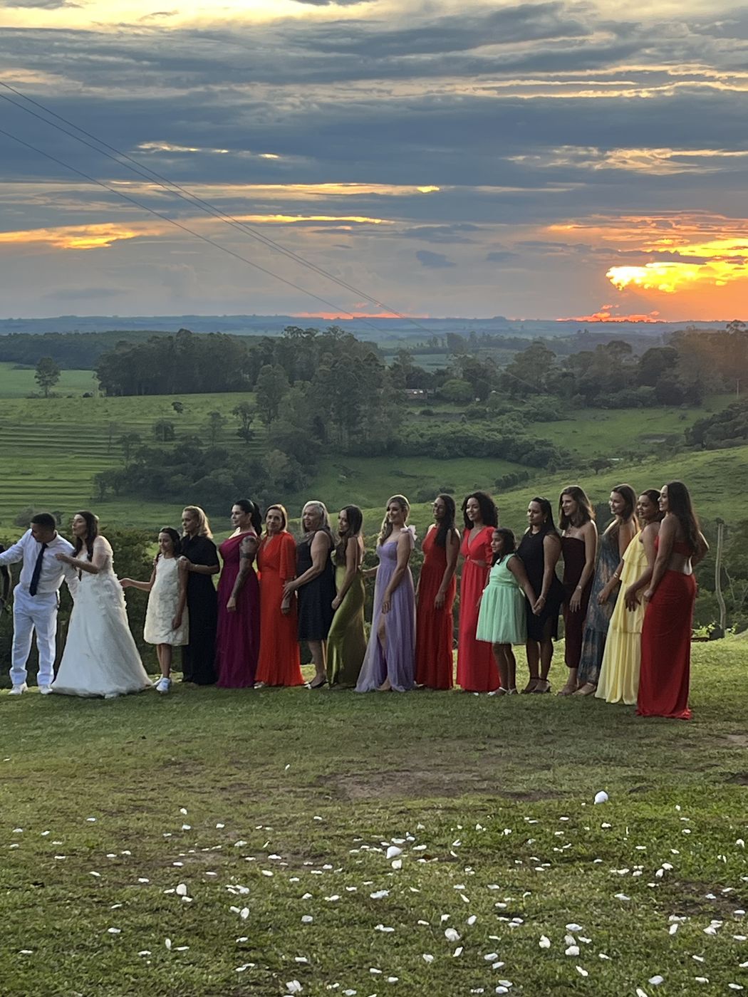 Convidados de casamento em semicírculo ao pôr do sol com vista panorâmica do vale — Serra do Itaqueri