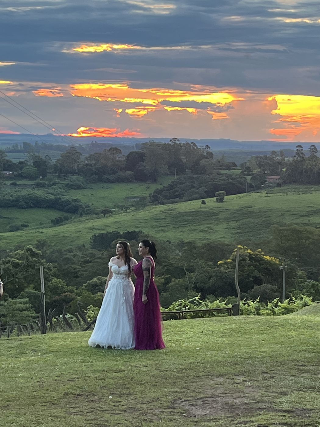 Noiva e convidada com pôr do sol espetacular ao fundo — Recanto das Seriemas, Serra do Itaqueri