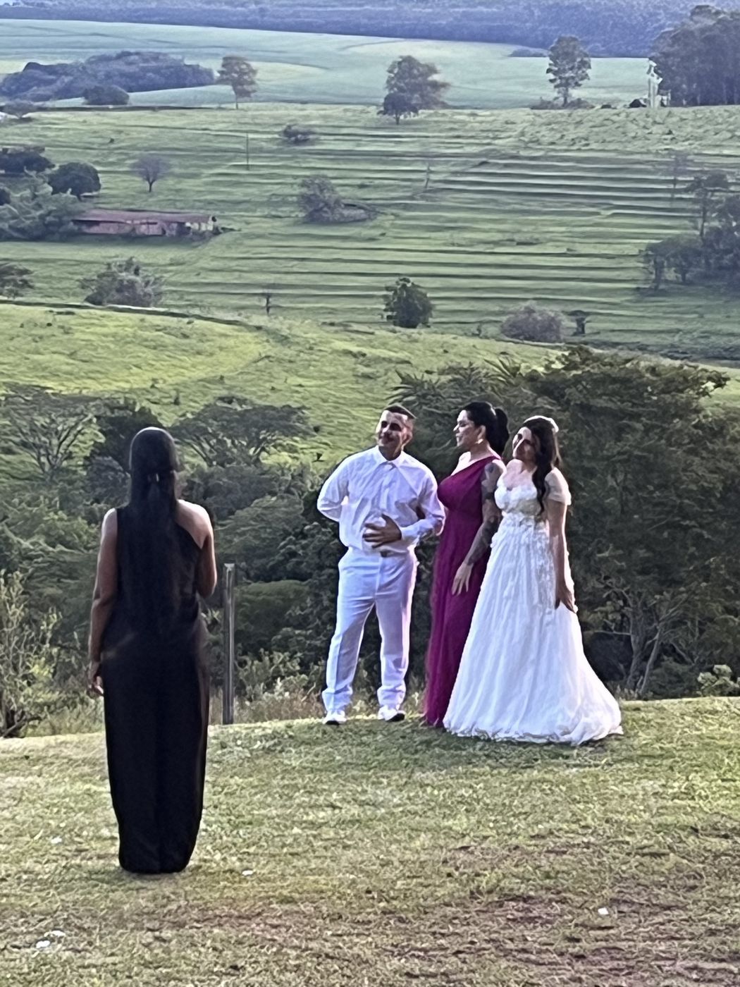 Noivos no gramado com vista verde para o vale da Serra do Itaqueri — Recanto das Seriemas