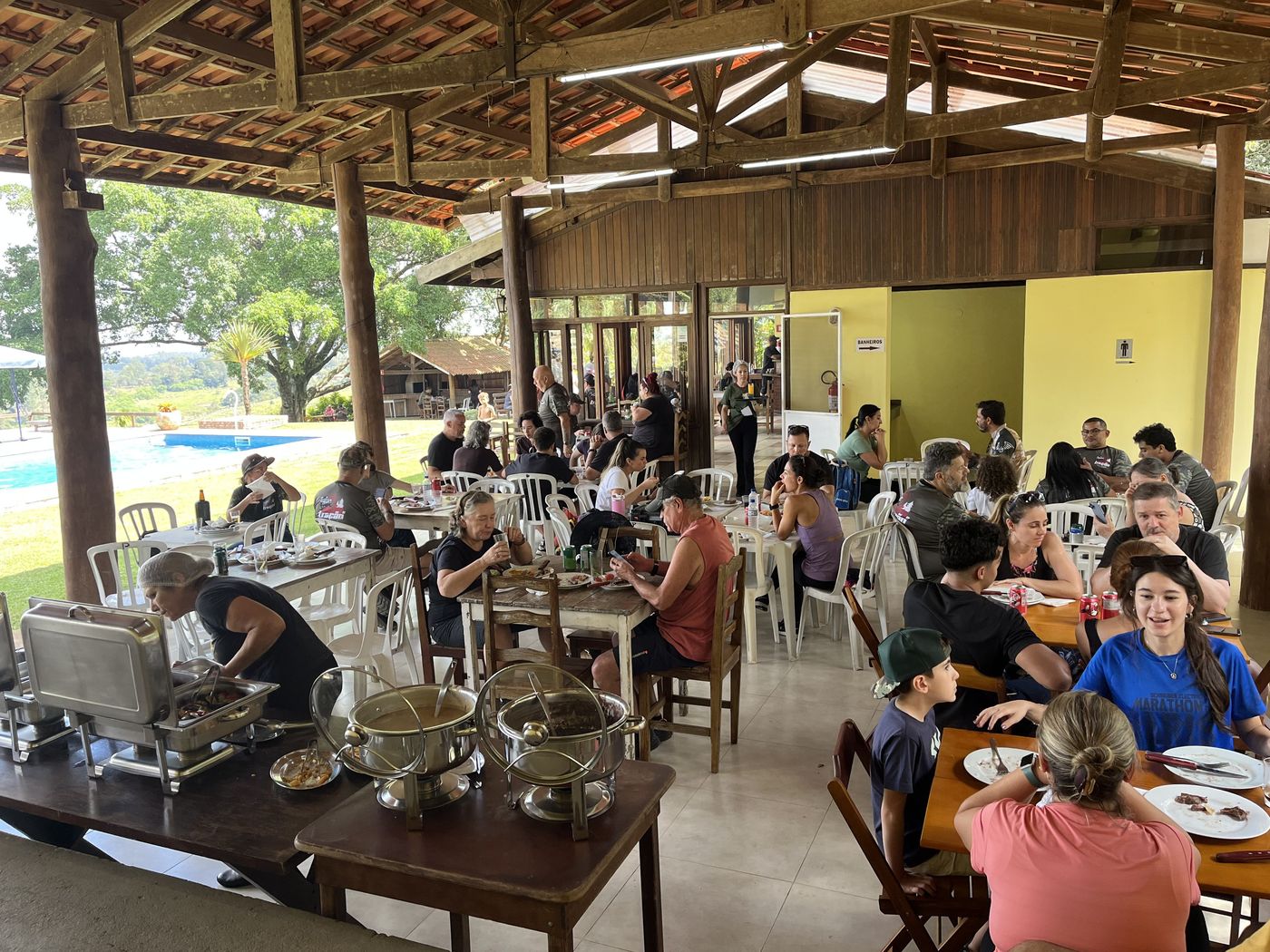 Confraternização de grupo de off-road com 81 pessoas almoçando na varanda do restaurante — Recanto das Seriemas, abril de 2026