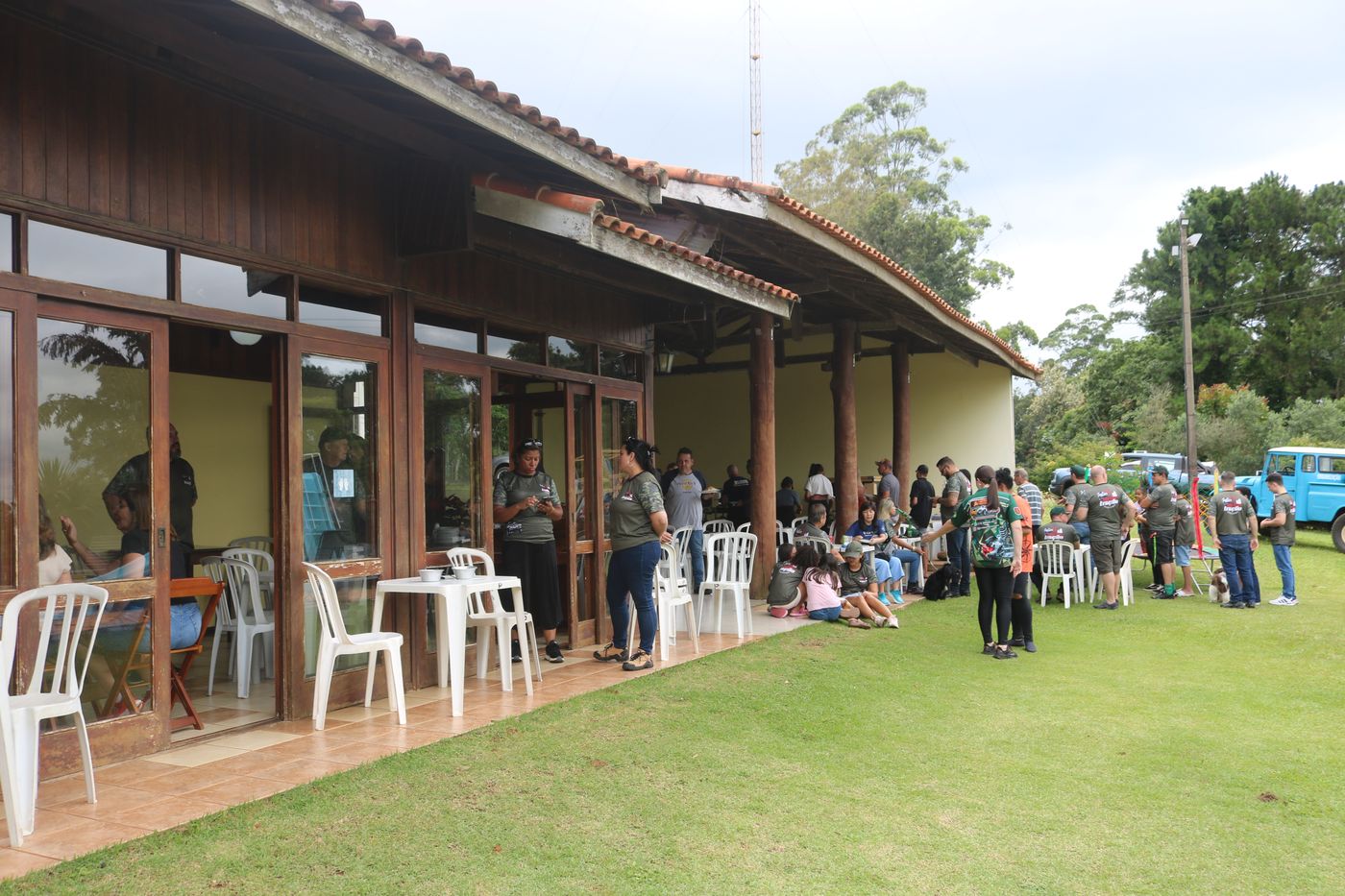 Confraternização de grupo de off-road na fachada do restaurante — Recanto das Seriemas, março/2026