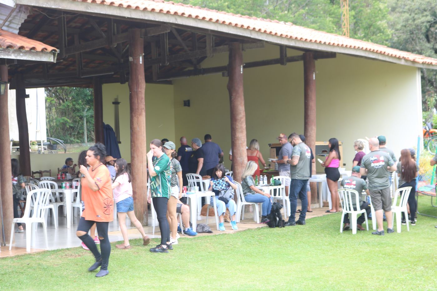 Grupo de off-road na varanda do restaurante durante evento — Recanto das Seriemas, março/2026