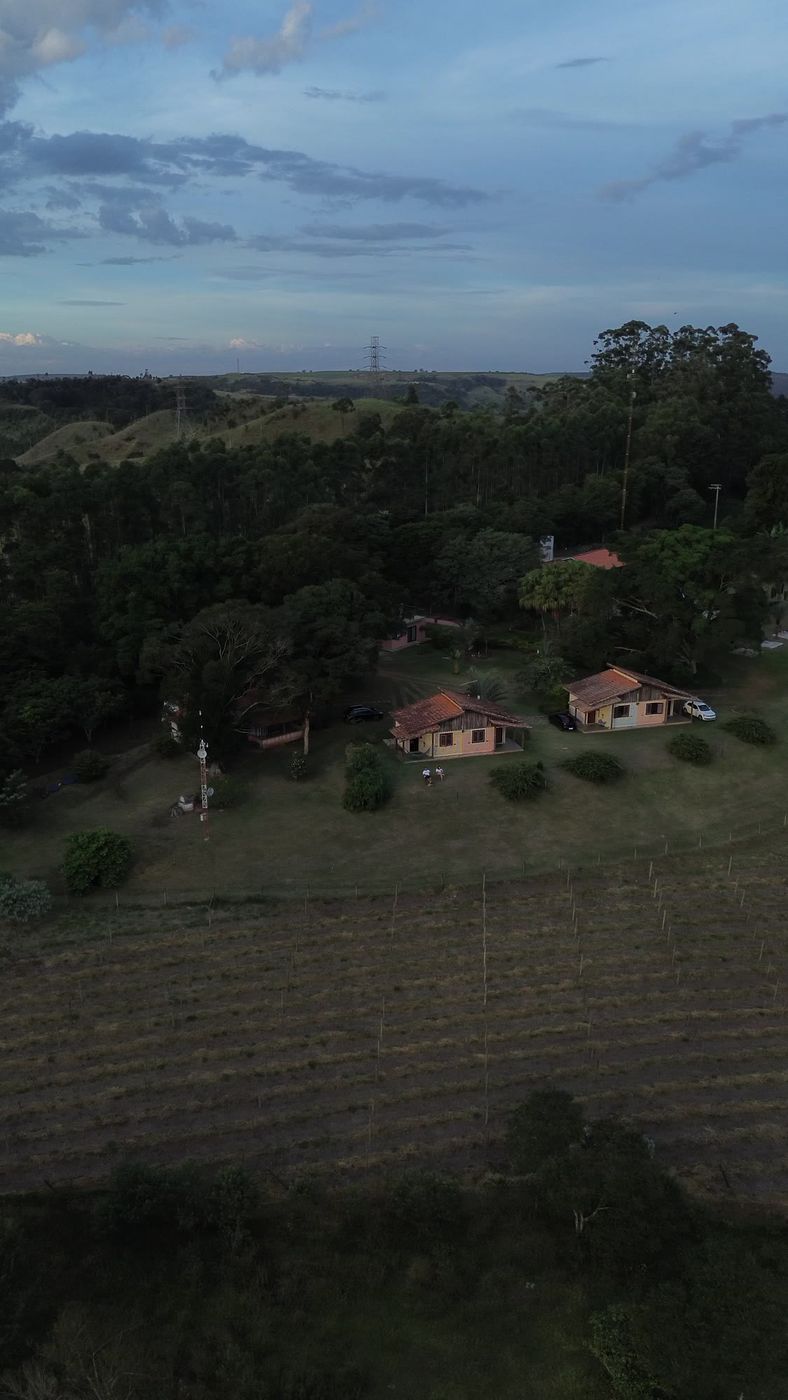 Hora dourada sobre o vale da Serra do Itaqueri a 990m de altitude — vista aérea do Recanto das Seriemas