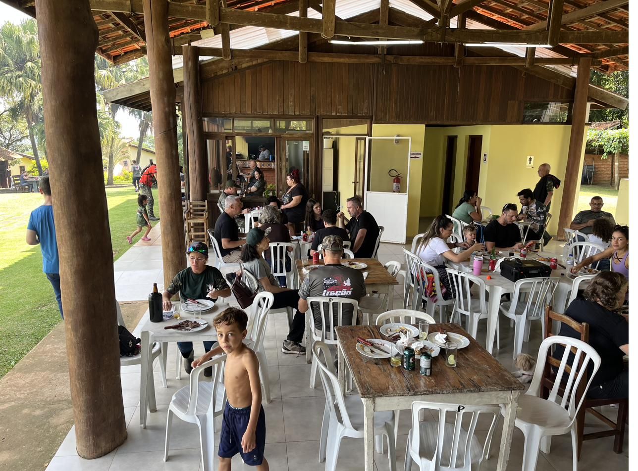 Varanda do restaurante lotada durante evento de 81 pessoas — abril de 2026, Recanto das Seriemas