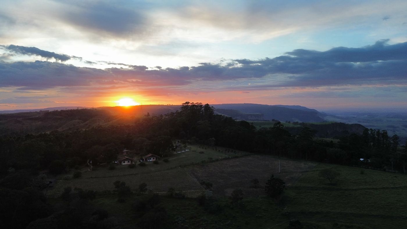 Vista aérea do vale da Serra do Itaqueri ao amanhecer — Recanto das Seriemas, São Pedro SP