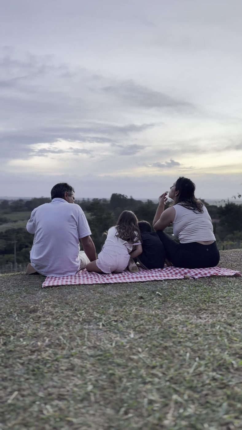 Família contempla o vale da Serra do Itaqueri ao entardecer — Recanto das Seriemas, São Pedro SP